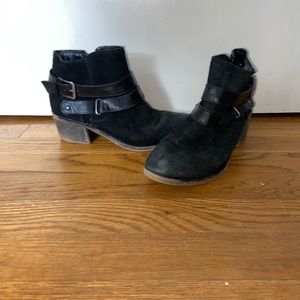 Black short cut boot wedge heels